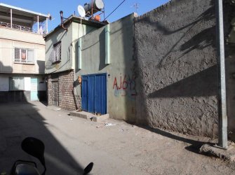 KİLİS KÜÇÜK ÇARŞIDA SATILIK HAVUŞLU MÜSTAKİL EV